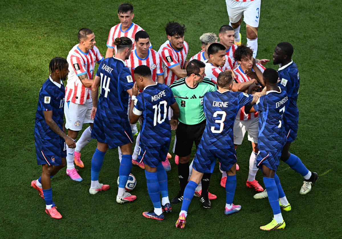 "턱시도 입고 할줄 알았어? 우리도 더러운 축구 할 줄 알아" 파라과이의 소림축구 향한 음바페의 '참교육'...'경고 제로' 아시아 주심 향한 '맹비난'