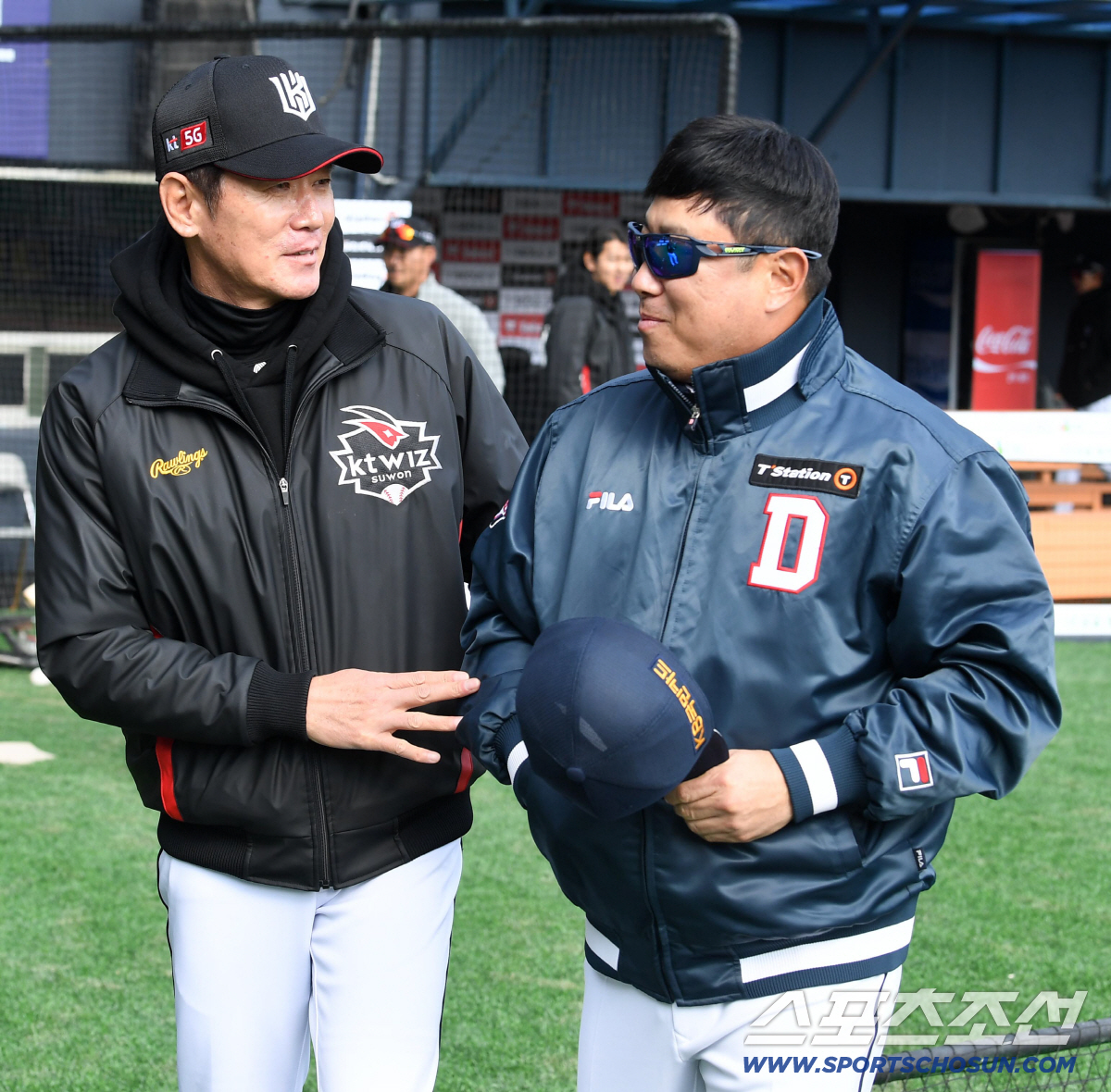 2019년 감독 생활 1년차 이강철 감독과 조우한 김태형 감독. 잠실=허상욱 기자 wook@sportschosun.com/2019.04.02/