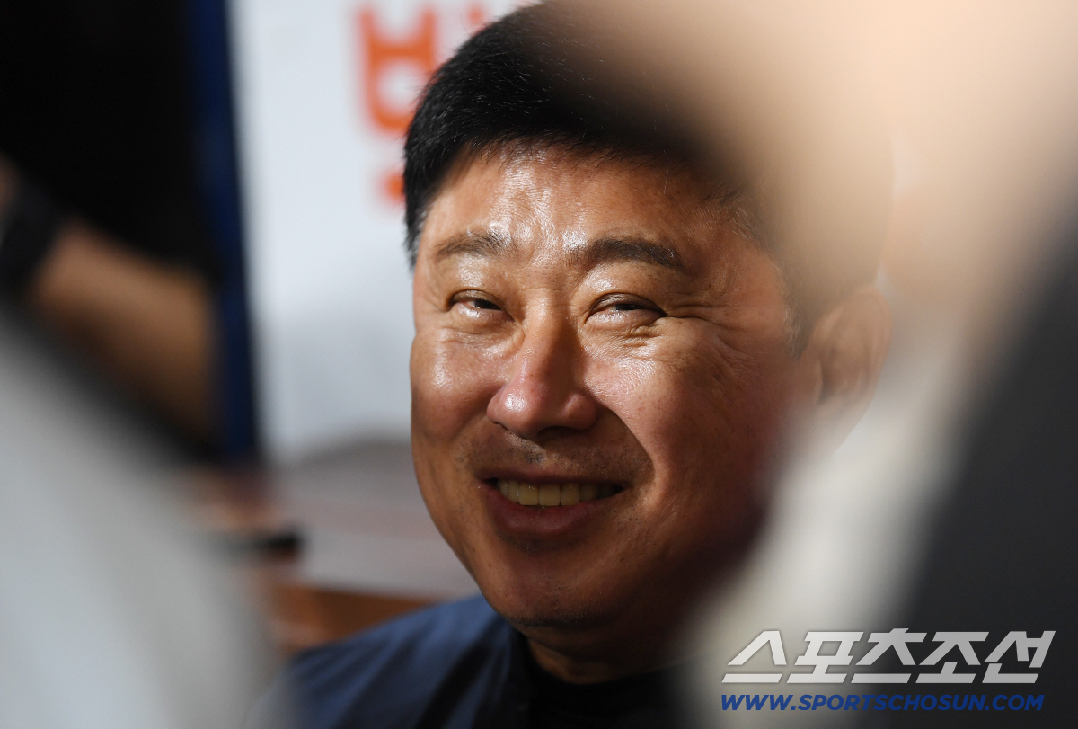 롯데 김태형 감독이 취재진과 인터뷰하고 있다. 고척=정재근 기자 cjg@sportschosun.com/2026.6.21/
