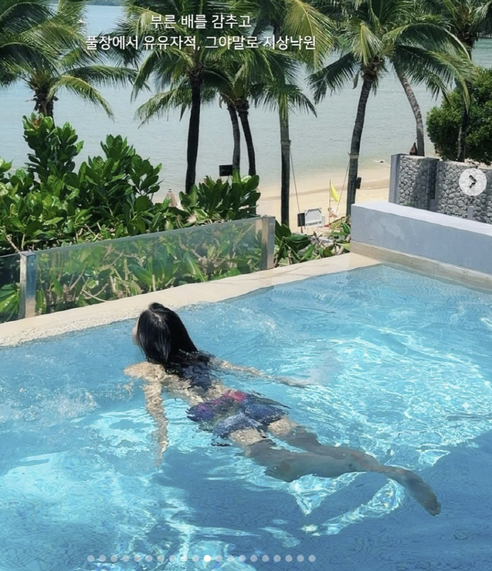 Lee Sol-i, Who Clarified Divorce Rumors With Park Sung-kwang, Shows Off Bikini Look Abroad... Slim Waist and Apple Hips