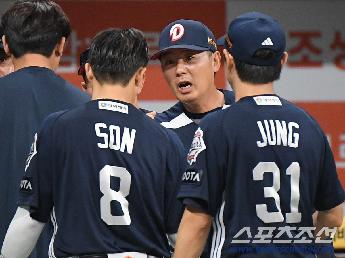5일 서울 고척스카이돔에서 열린 두산 베어스와 키움 히어로즈의 경기. 두산이 6대1로 승리한 가운데 김원형 감독이 안타를 친 손아섭을 맞이하고 있다. 고척=정재근 기자 cjg@sportschosun.com/2026.7.5/