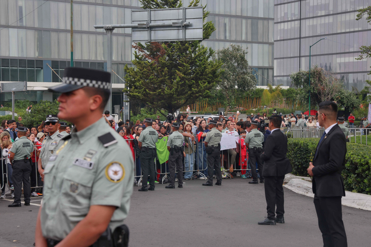 Fans gather to see England?s national football team players leaving the Marriott Hotel, ahead of their FIFA World Cup 2026 against Mexico, in Mexico City on July 4, 2026. (Photo by Claudia Rosel / AFP)