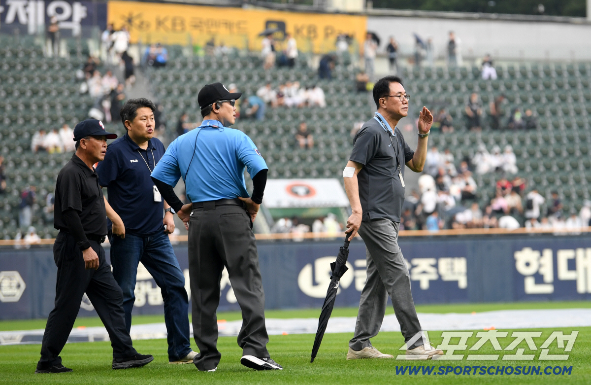 지난 7월 2일 잠실구장에서 열린 두산과 롯데의 경기. 김시진 감독관과 심판진이 그라운드 상태를 살피고 있다. 잠실=박재만 기자 pjm@sportschosun.com