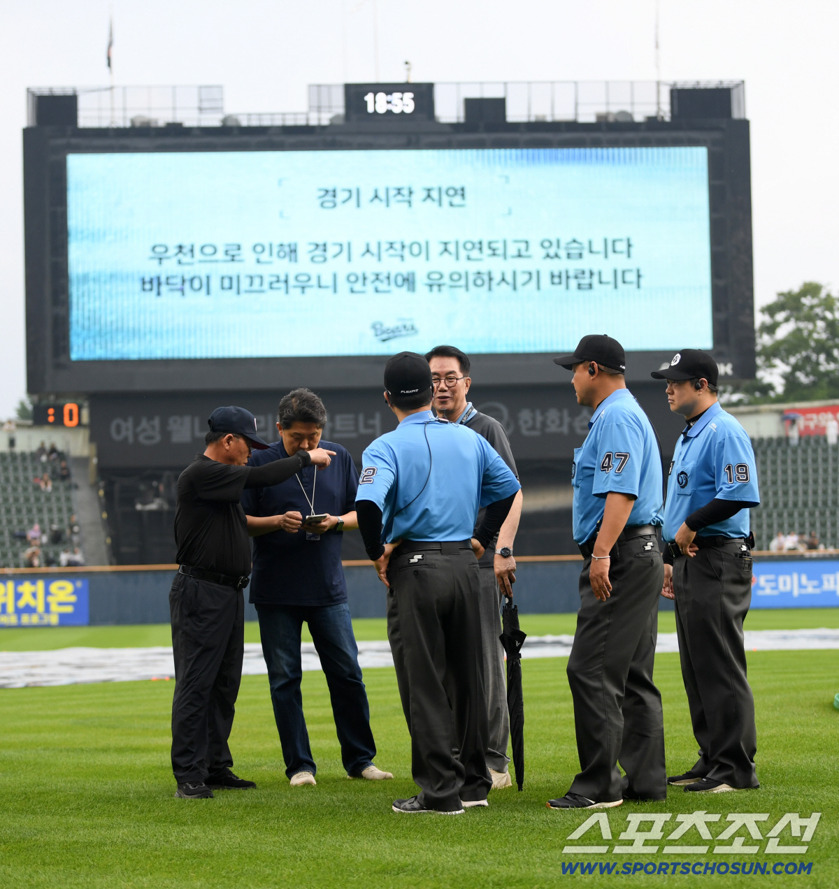 7월 2일 잠실구장에서 열린 두산과 롯데의 경기. 김시진 감독관과 심판진이 그라운드 상태를 살피고 있다. 잠실=박재만 기자 pjm@sportschosun.com/2026.07.02/