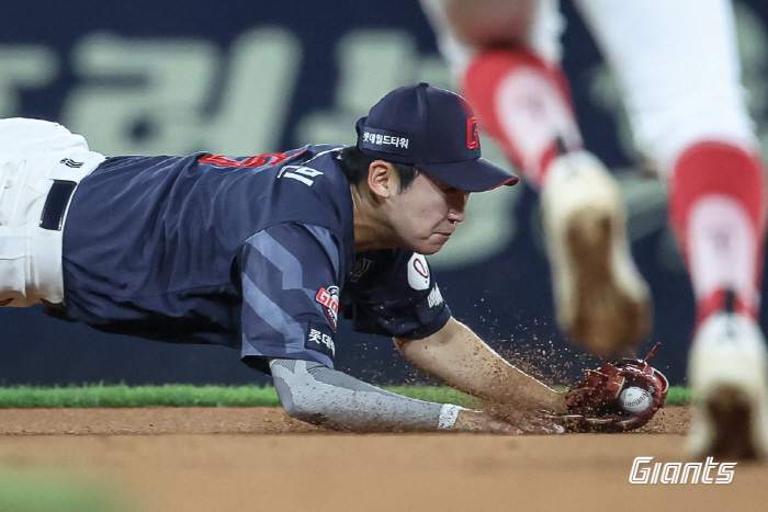 '본헤드' 주루사 → 다이빙 슈퍼캐치 → 동점 3루타 → 데뷔 5년만 첫 타점…열탕냉탕 '쥐락펴락'한 ?은 재능 [포커스]