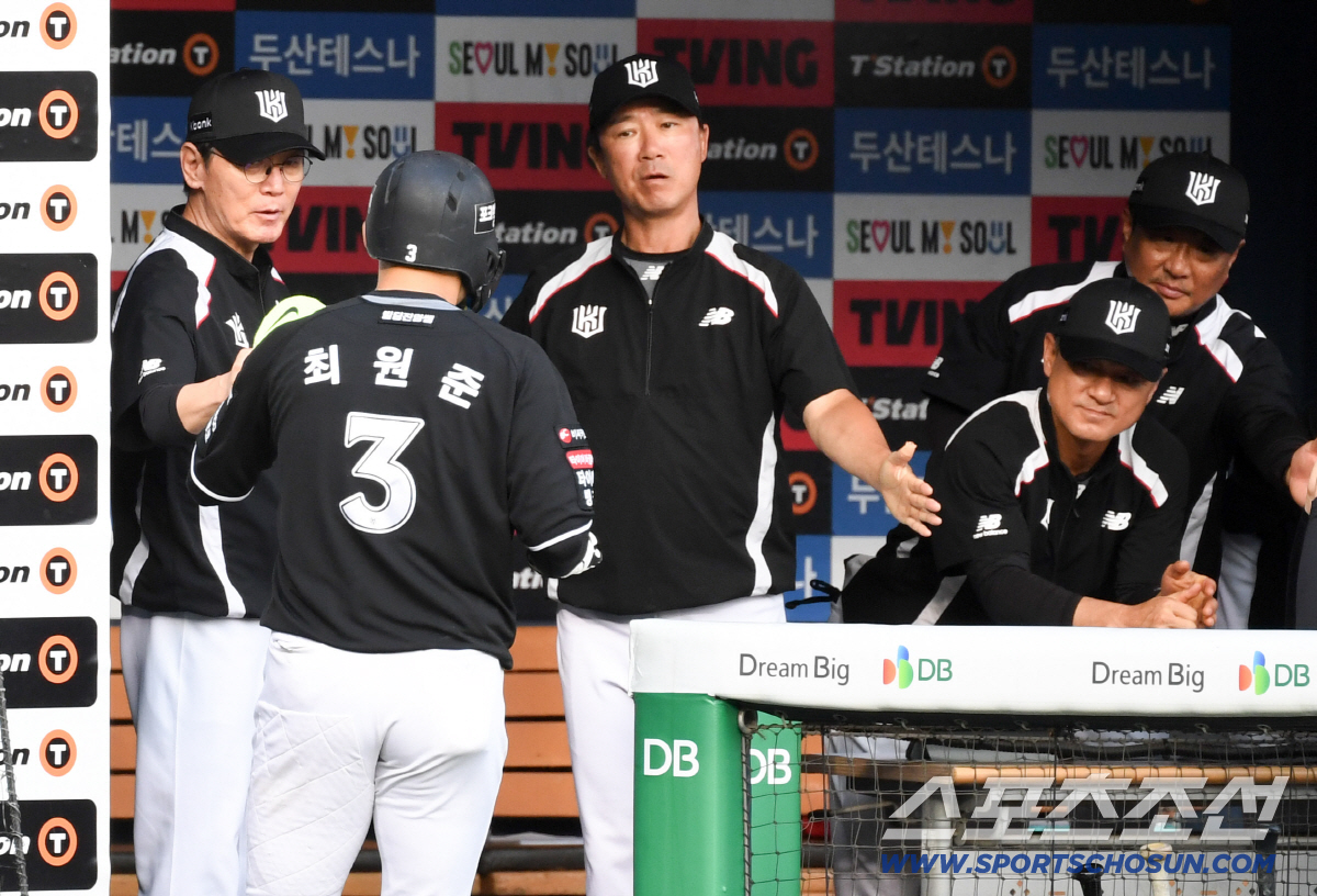 18일 잠실구장에서 열린 두산과 KT의 경기. 3회 이강철 감독이 선취 득점을 올린 최원준을 반기고 있다. 잠실=박재만 기자 pjm@sportschosun.com/2026.06.18/