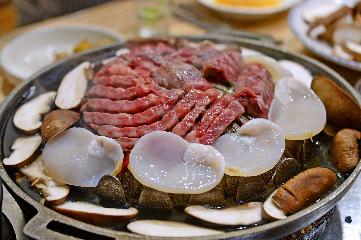 ◇장흥을 대표하는 음식하면 장흥삼합을 빼놓을 수 없다. 갯벌에서 자란 키조개 관자, 참나무에서 자란 표고버섯, 한우가 한데 어우러지며 입안의 미각을 깨운다. 맛나숯불갈비의 장흥삼합. 사진제공=지엔씨21