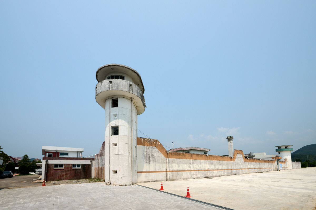◇빠삐용Zip(옛 장흥교도소)은 지역 폐건물이 문화예술의 장으로 재탄생한 공간으로 국내 주요 드라마와 영화 촬영 장소로 활용됐다. 사진제공=지엔씨21