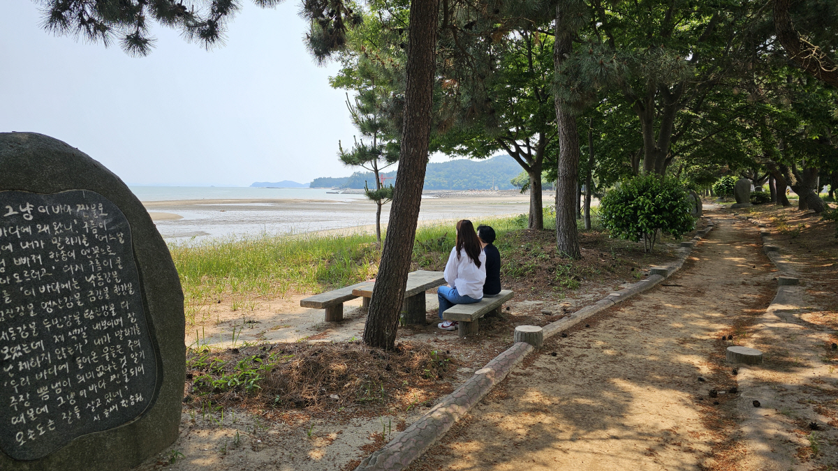 ◇장흥 안앙면 여다지 바닷가에는 한승원 문학산책로가 있다. 바닷바람을 맞으며 산책로를 걷다보면 산책로 양끝에 세워진 시비가 감성을 충만하게 만든다. 사진=김세형