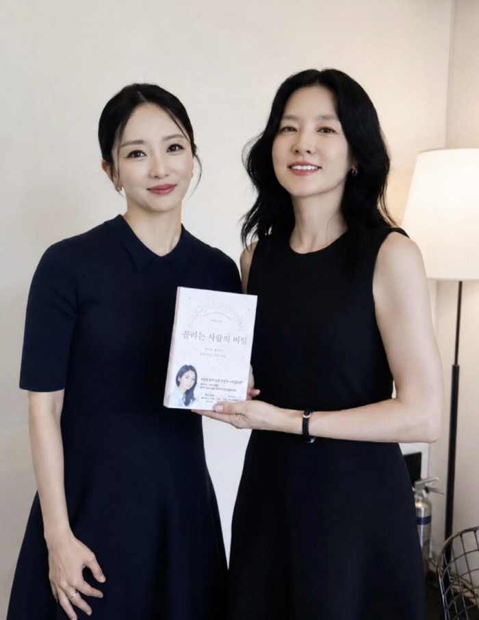 Is Lee Young-ae Really 56? Her Slim Figure in a Sleeveless Top Stuns Fans and Leaves an Announcer in Awe