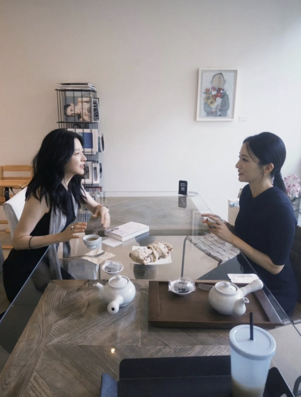 이영애 56세 맞아? 민소매에 드러난 한줌 몸매..아나운서 기죽인 실물 여신