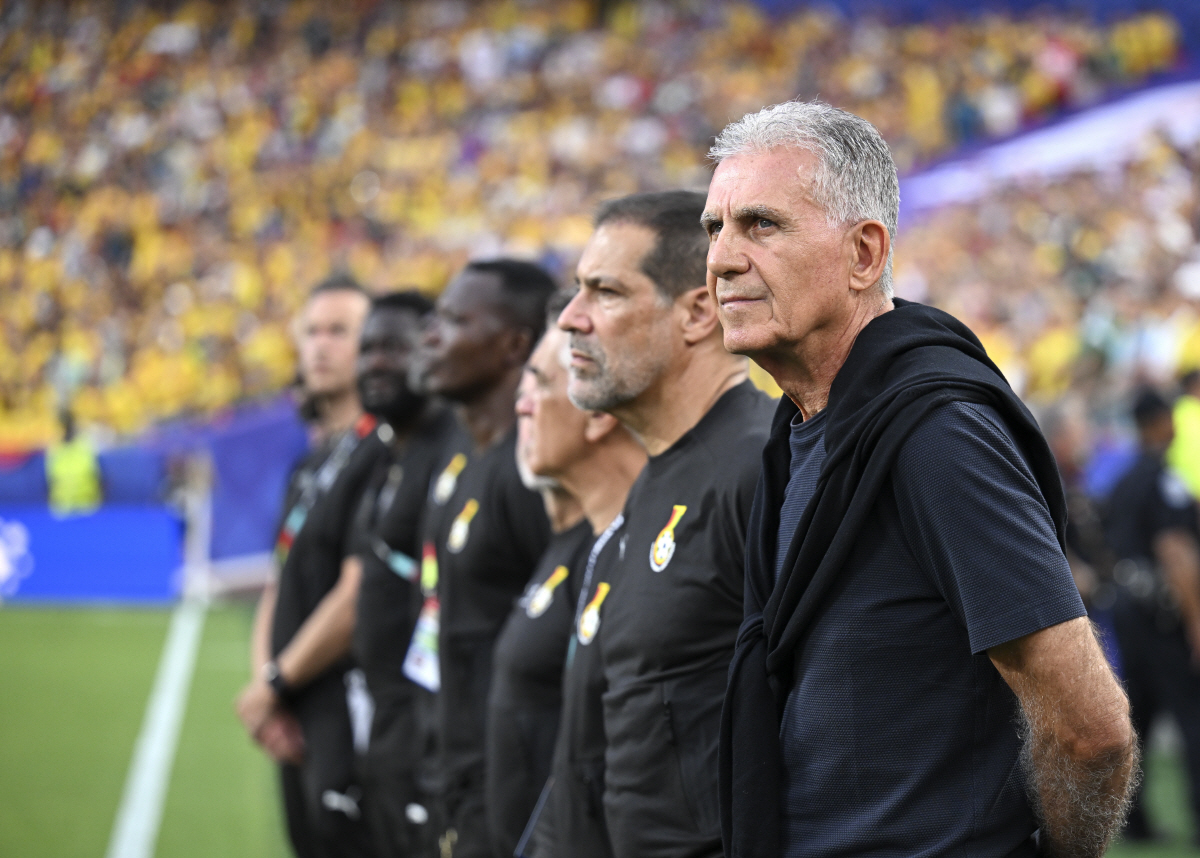 (260704) -- KANSAS CITY, July 4, 2026 (Xinhua) -- Ghana's head coach Carlos Queiroz (1st R) is seen before the round of 32 match between Colombia and Ghana at the 2026 FIFA World Cup in Kansas City, the United States, July 3, 2026. (Xinhua/Cheng Min)