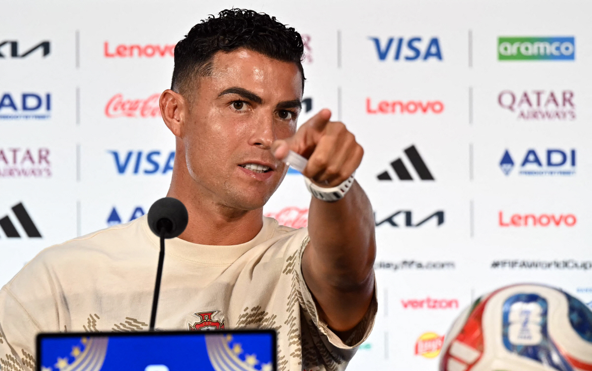 TOPSHOT - Portugal's forward #07 Cristiano Ronaldo answers to journalists during a press conference at the Dallas Stadium in Arlington, Texas on July 5, 2026, on the eve of the 2026 World Cup round of 16 football match between Portugal and Spain. (Photo by Paul ELLIS / AFP)
