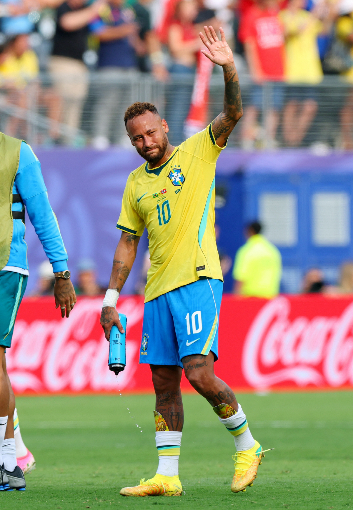 Soccer Football - FIFA World Cup 2026 - Round of 16 - Brazil v Norway - New York New Jersey Stadium, East Rutherford, New Jersey, U.S. - July 5, 2026 Brazil's Neymar Jr. looks dejected as he acknowledges fans after the match as Brazil are eliminated from the World Cup REUTERS/Mike Segar