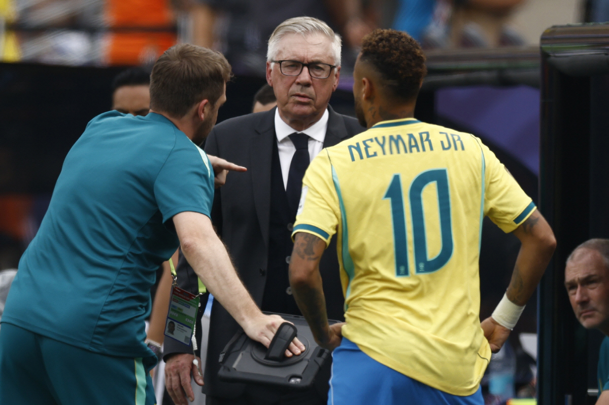epa13089870 Brazil's head coach Carlo Ancelotti (C) and his player Neymar (R) during the FIFA World Cup 2026 Round of 16 match Brazil against Norway, in New Jersey, USA, 05 July 2026. EPA/WILL OLIVER