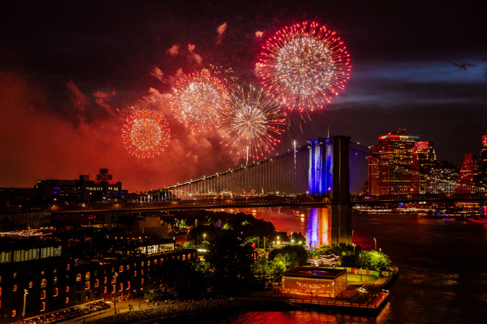Passenger Plane Hit by Fireworks Just Before Landing on U.S. Independence Day