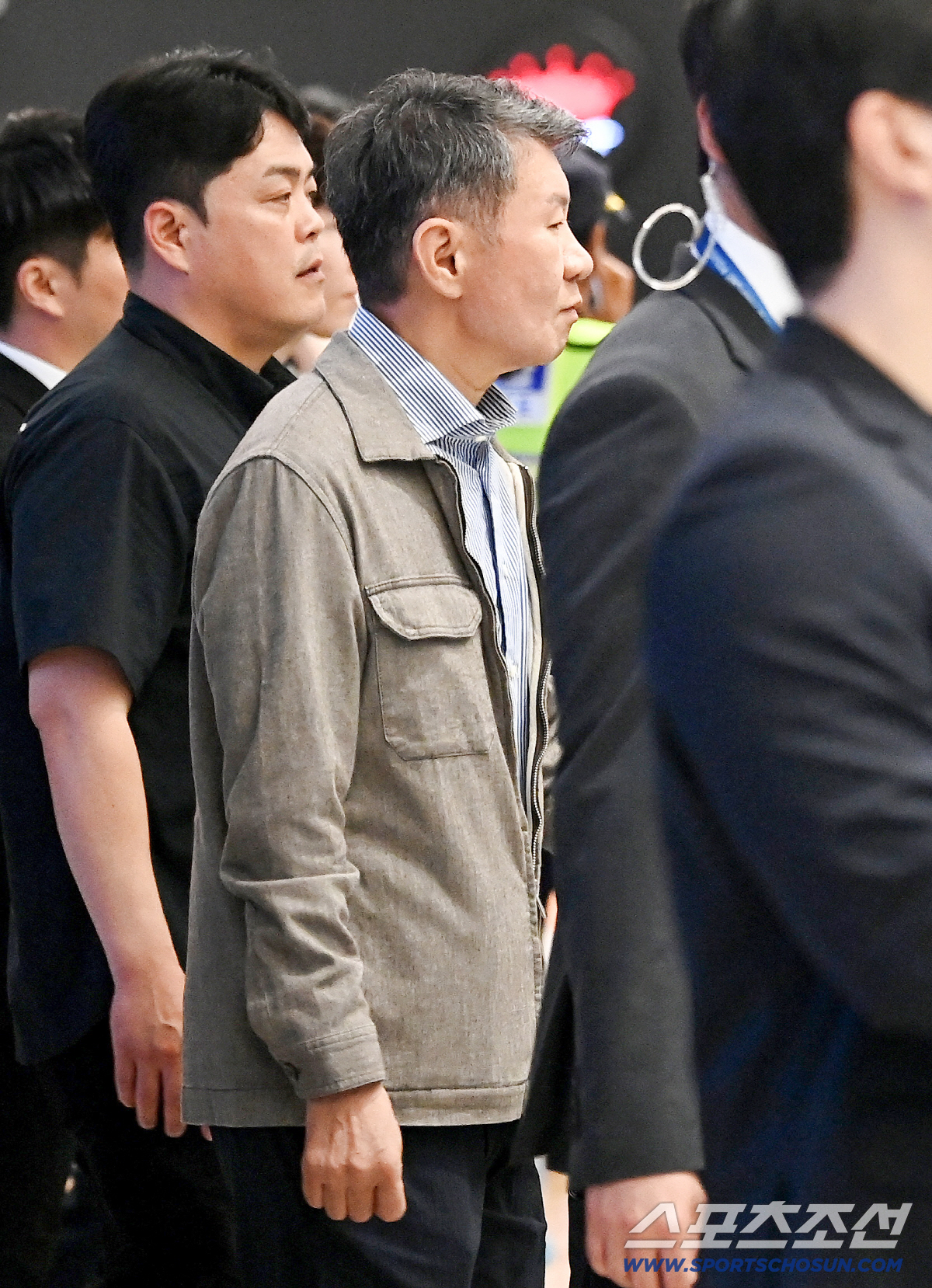 2026 국제축구연맹(FIFA) 북중미 월드컵 조별리그에서 탈락한 대한민국 축구대표팀이 30일 새벽 인천국제공항을 통해 귀국했다. 정몽규 대한축구협회장이 입국장을 나서고 있다. 인천공항=박재만 기자 pjm@sportschosun.com/2026.06.30/