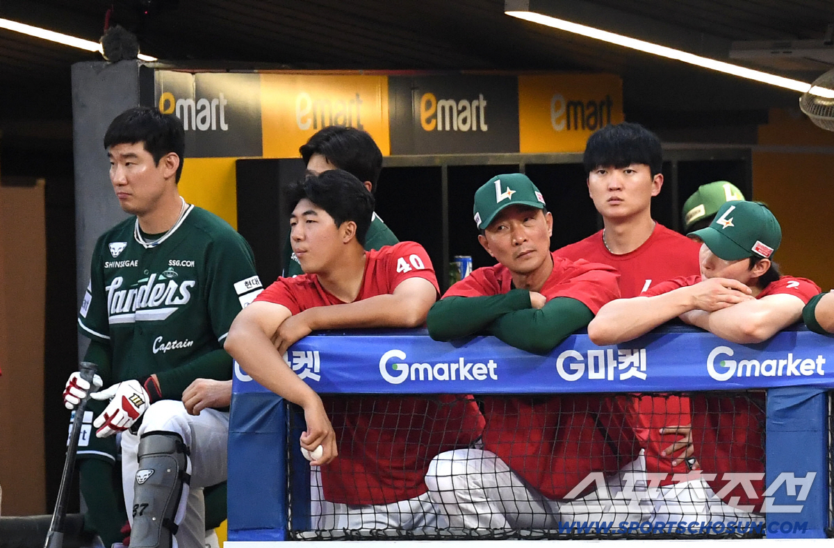 27일 인천 SSG랜더스필드에서 열린 SSG와 한화의 경기. 9회 경기 지켜보는 SSG 선수들. 인천=송정헌 기자 songs@sportschosun.com/2026.06.27/
