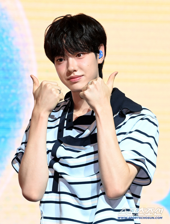 Mano gives VAY ONN a thumbs-up!