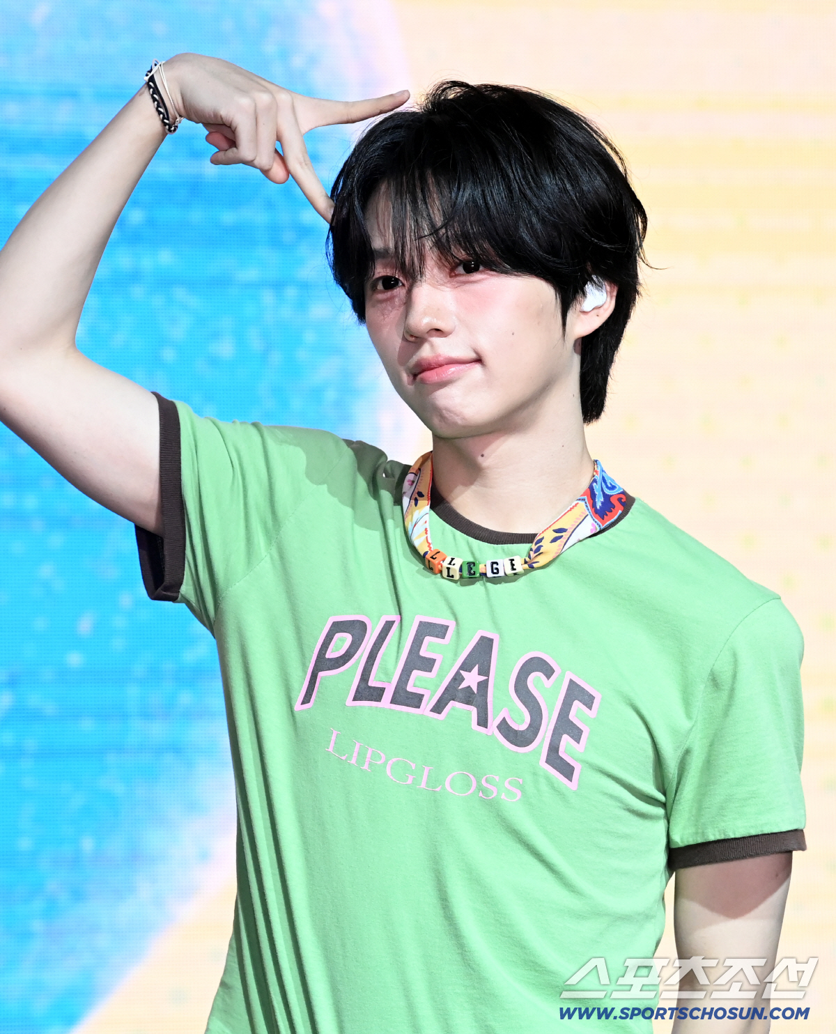 On the 6th, the debut showcase for the rookie boy group VAY ONN was held at Shinhan Card SOL Pay Square Live Hall. Jinwi is seen posing for photos.