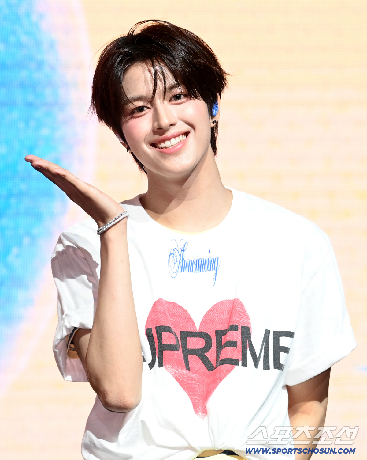 On the 6th, the debut showcase for the rookie boy group VAY ONN was held at Shinhan Card SOL Pay Square Live Hall. Teru is seen posing for photos.