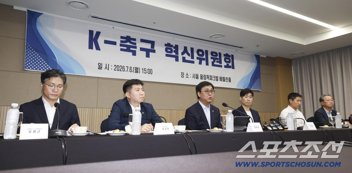 6일 오후 서울 송파구 올림픽파크텔 베를린홀에서 'K-축구 혁신위원회' 출범식이 열렸다. 최휘영 공동위원장이 모두발언을 하고 있다. 정재근 기자 cjg@sportschosun.com/2026.7.6/