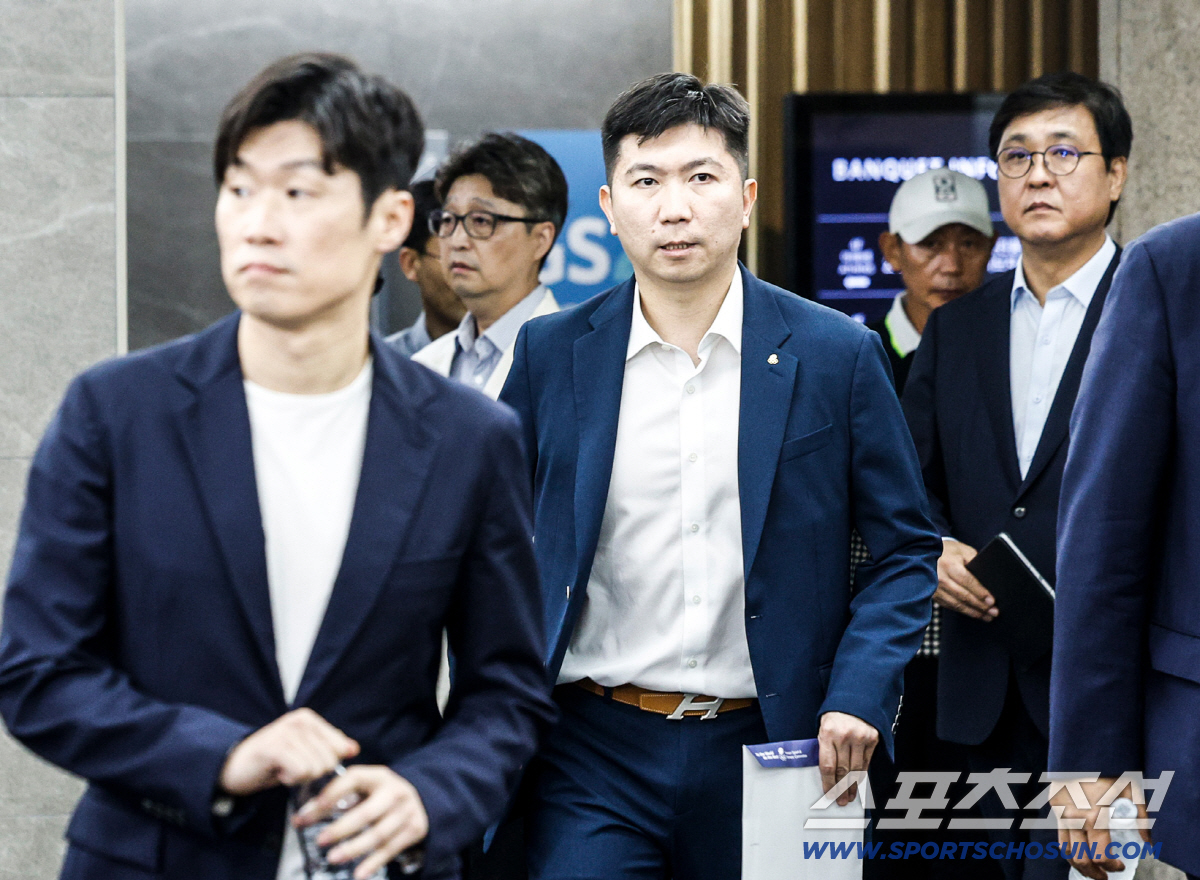 6일 오후 서울 송파구 올림픽파크텔 베를린홀에서 'K-축구 혁신위원회' 출범식이 열렸다. 박지성 공동위원장(왼쪽부터), 유승민 대한체육회 회장, 최휘영 공동위원장이 입장하고 있다. 정재근 기자 cjg@sportschosun.com/2026.7.6/