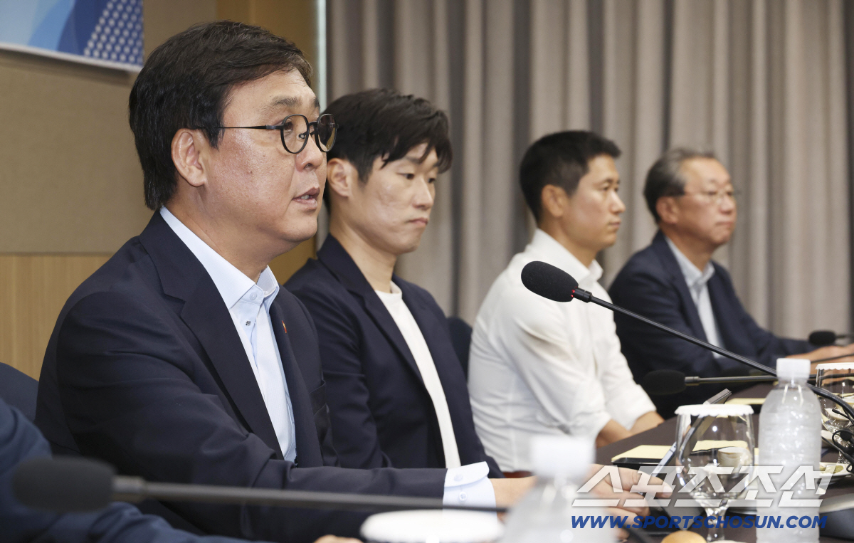 6일 오후 서울 송파구 올림픽파크텔 베를린홀에서 'K-축구 혁신위원회' 출범식이 열렸다. 최휘영 공동위원장이 모두발언을 하고 있다. 정재근 기자 cjg@sportschosun.com/2026.7.6/