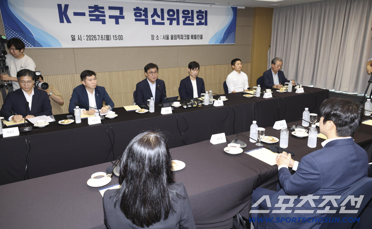 6일 오후 서울 송파구 올림픽파크텔 베를린홀에서 'K-축구 혁신위원회' 출범식이 열렸다. 최휘영 공동위원장이 모두발언을 하고 있다. 정재근 기자 cjg@sportschosun.com/2026.7.6/