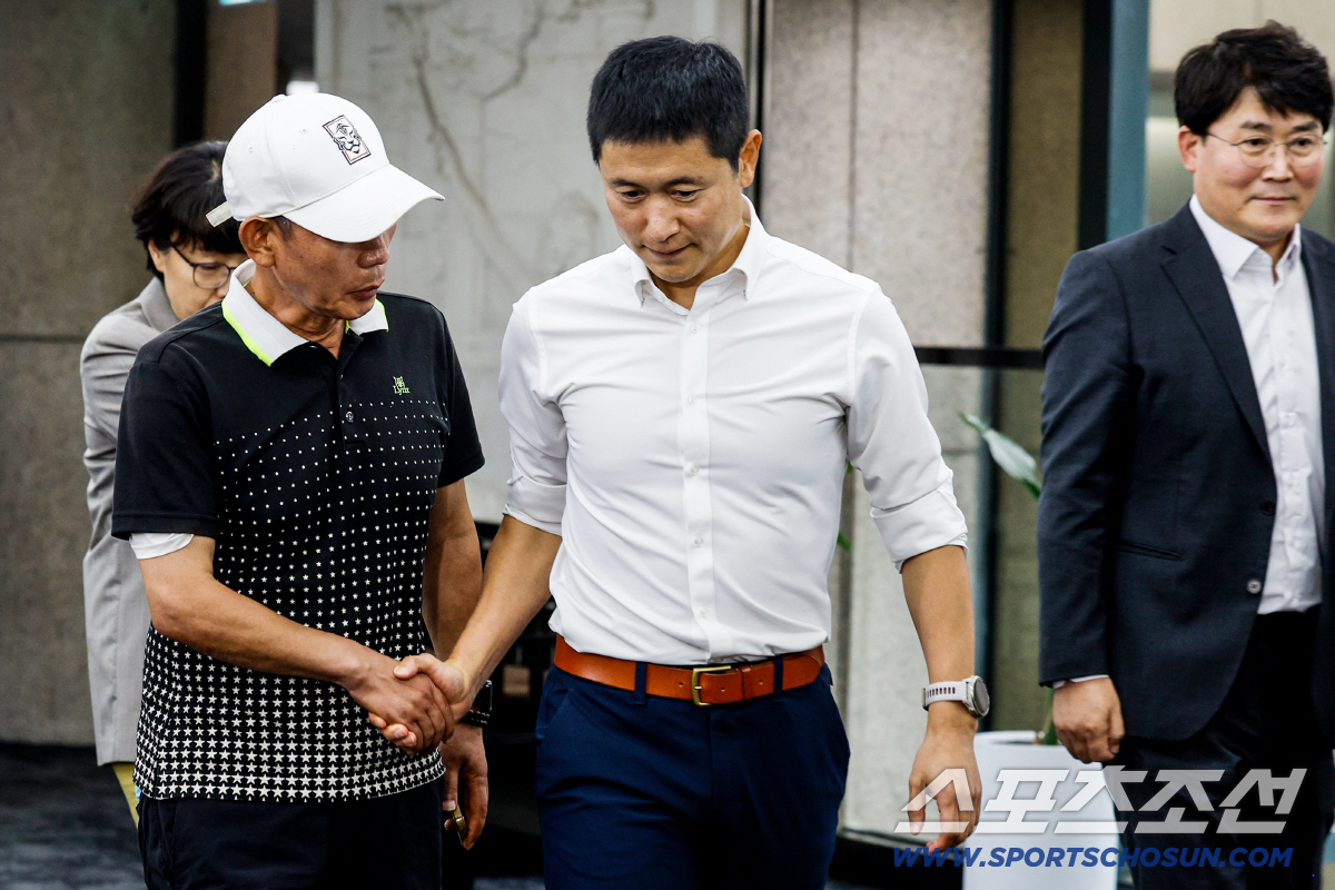 6일 오후 서울 송파구 올림픽파크텔 베를린홀에서 'K-축구 혁신위원회' 출범식이 열렸다. 이영표 해설위원이 입장하고 있다. 정재근 기자 cjg@sportschosun.com/2026.7.6/