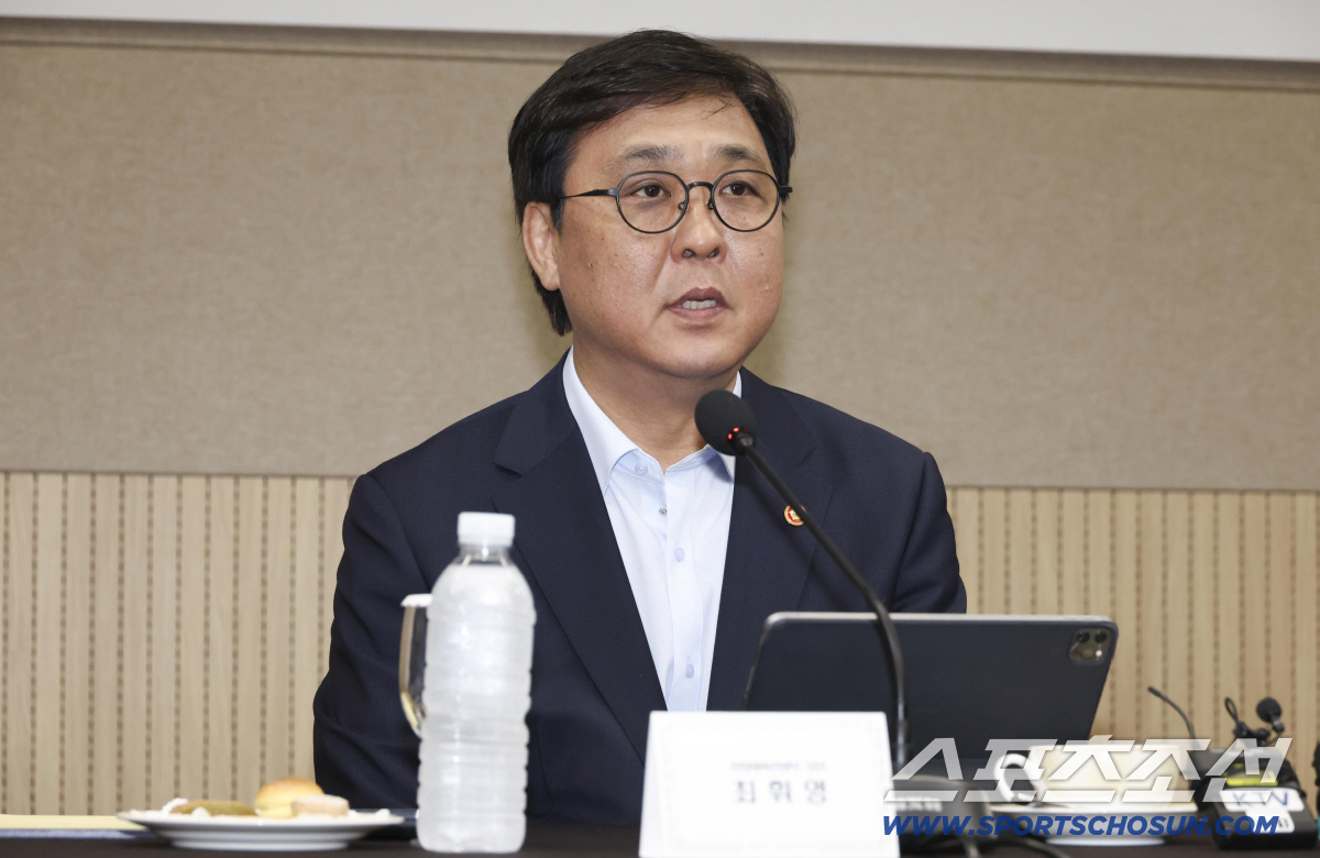 6일 오후 서울 송파구 올림픽파크텔 베를린홀에서 'K-축구 혁신위원회' 출범식이 열렸다. 최휘영 공동위원장이 모두발언을 하고 있다. 정재근 기자 cjg@sportschosun.com/2026.7.6/