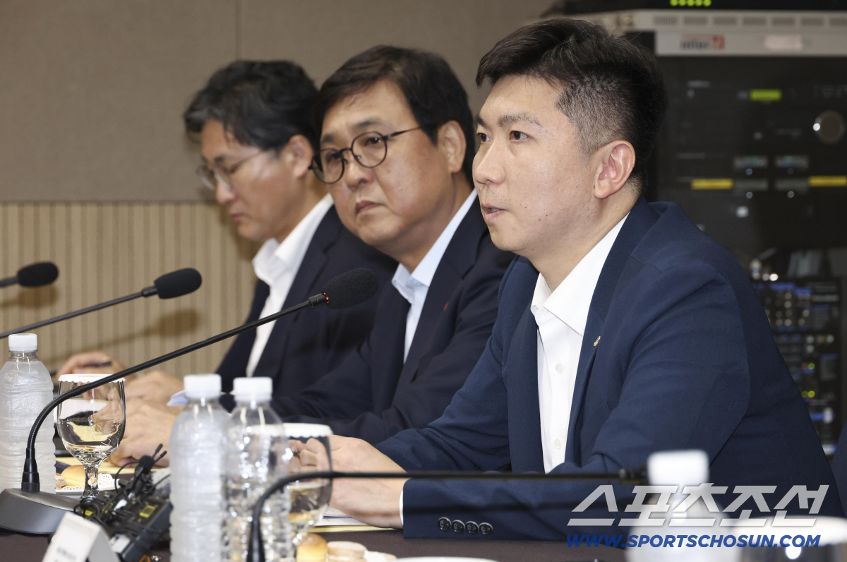 6일 오후 서울 송파구 올림픽파크텔 베를린홀에서 'K-축구 혁신위원회' 출범식이 열렸다. 유승민 대한체육회장이 공동위원장에 추대된 후 모두발언을 하고 있다. 정재근 기자 cjg@sportschosun.com/2026.7.6/