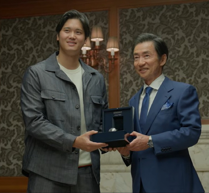 증정식에서 기념 촬영 중인 오타니 쇼헤이(왼쪽)와 핫토리 신지 세이코 회장. 사진출처=세이코