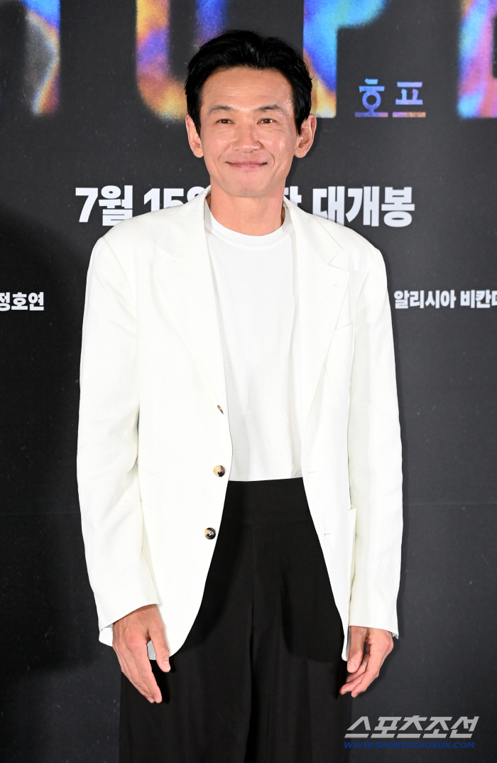 Hwang Jung-min, Wearing a Relaxed Smile