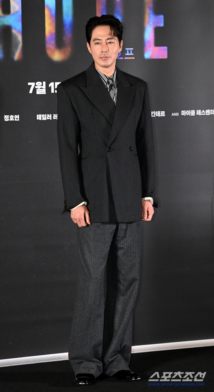 Zo In-sung, strikingly long legs