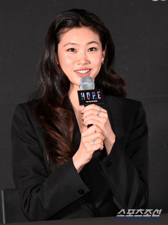 'Hope' Jung Ho-yeon 'For the profanity scenes, I drew inspiration from senior Hwang Jung-min's past work, since he is a master of such acting'