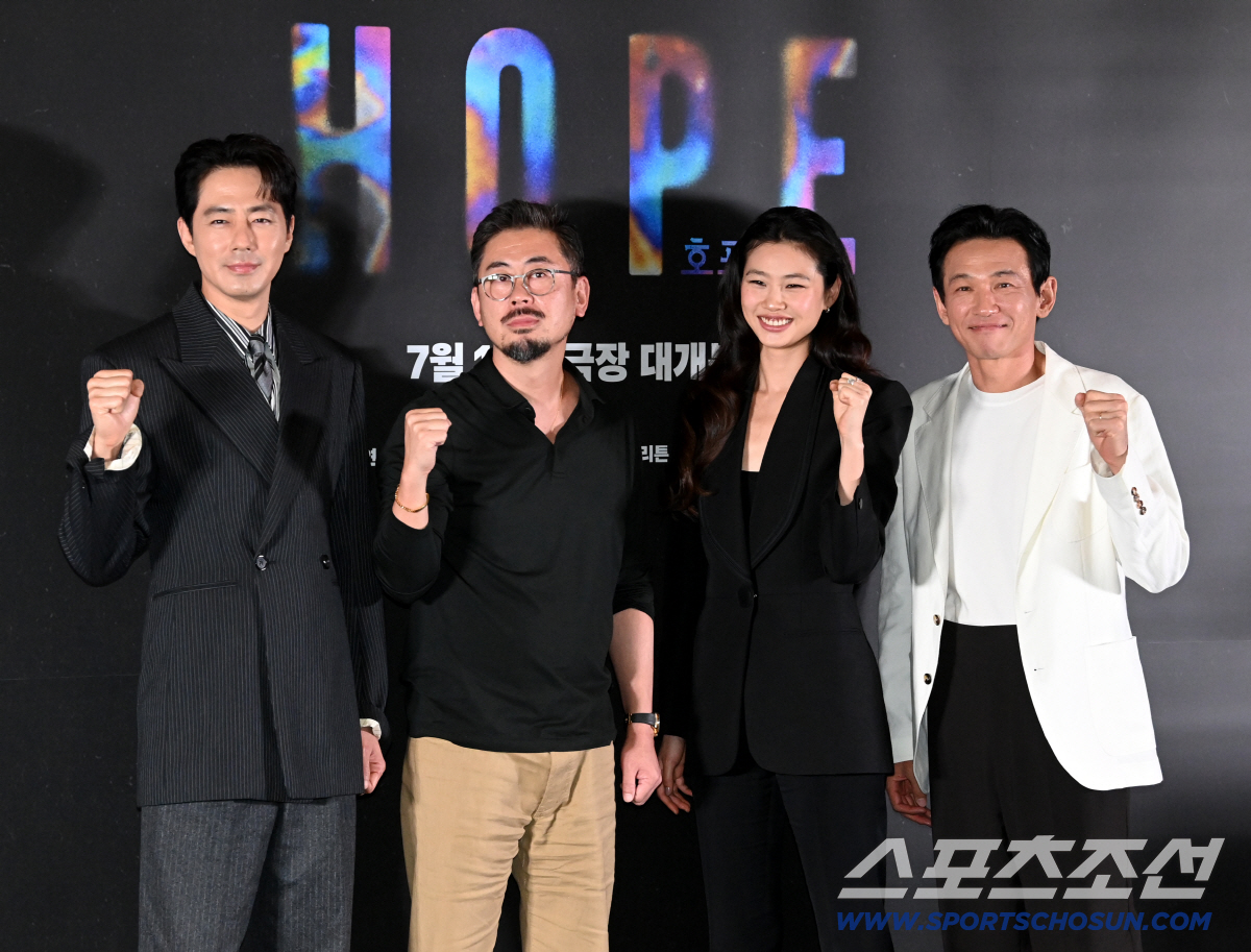 6일 메가박스 코엑스에서 열린 영화 '호프'의 언론 시사회. 왼쪽부터 조인성, 나홍진 감독, 정호연, 황정민이 포토타임을 갖고 있다. 허상욱 기자 wook@sportschosun.com/2026.07.06/