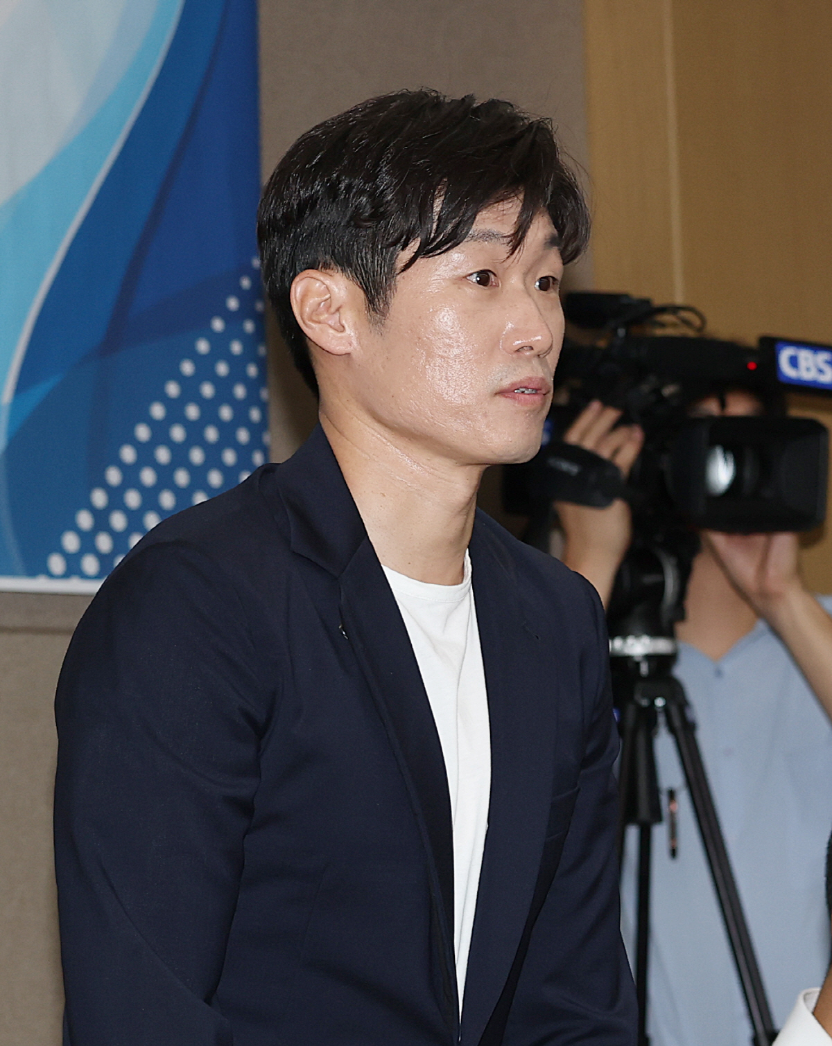 인사하는 박지성 공동위원장
