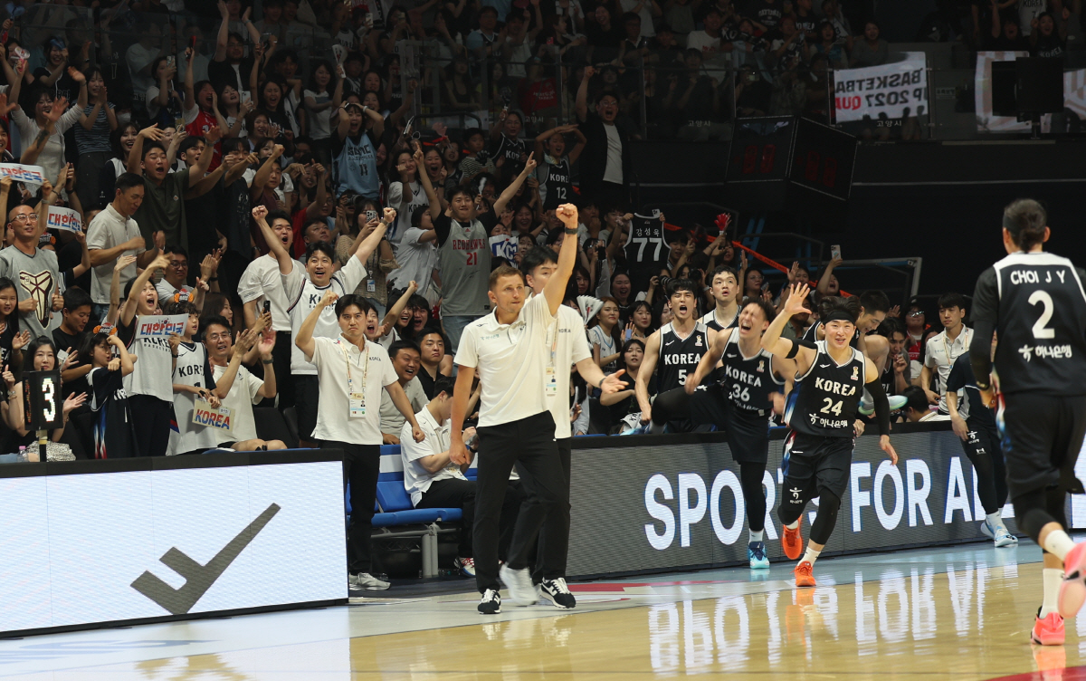 고양=연합뉴스) 김병만 기자 = 6일 고양 소노아레나에서 열린 2027 FIBA 월드컵 아시아 예선 1라운드 최종 6차전 한국-일본전에서 니콜라이스 마줄스 감독과 한국 팬들이 환호하고 있다.
