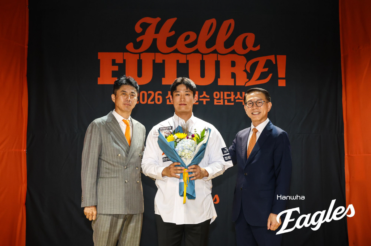 신인 입단식에 참가한 여현승(가운데)이 박종태 대표이사(오른쪽), 손혁 단장(왼쪽)과 기념 촬영을 하고 있다. 사진제공=한화 이글스