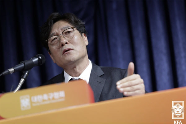 "나가"랬더니 캄보디아 '나가FC'와 계약한 이임생…책임 뒤로 미루고 조용히 동남아行[오피셜]