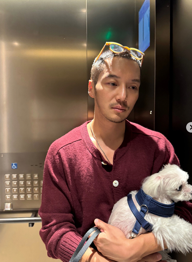 Byun Yo-han Caught in His Newlywed Home Elevator... Tiffany Young Also Shares a 'Heart' Walk Date