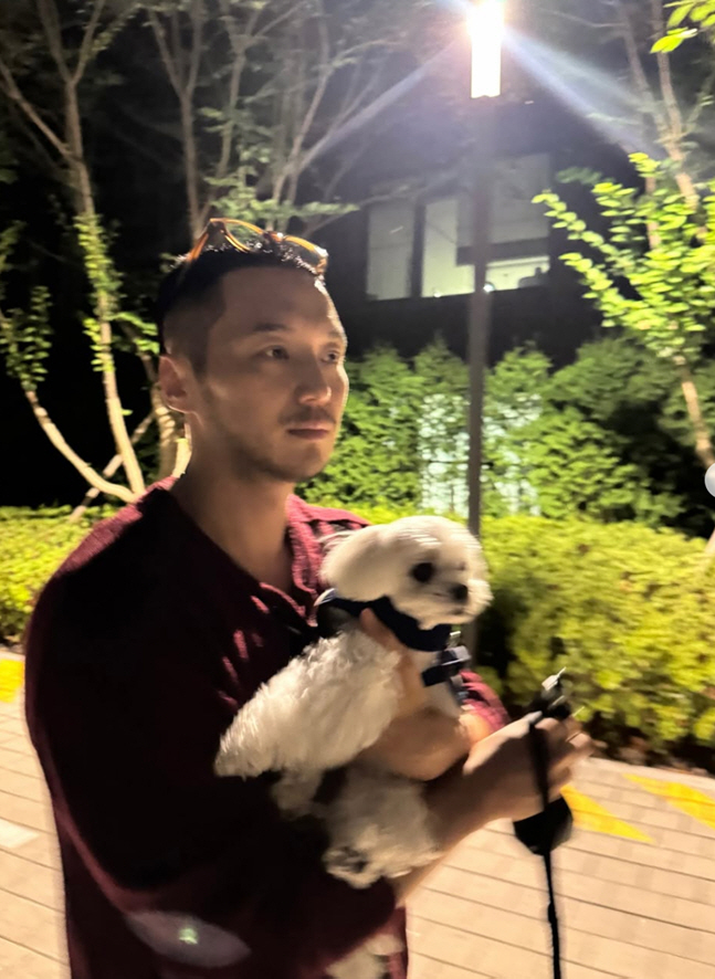 Byun Yo-han Caught in His Newlywed Home Elevator... Tiffany Young Also Shares a 'Heart' Walk Date