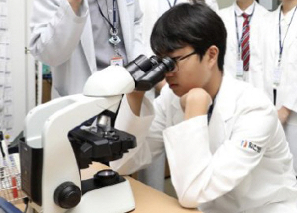 'Nurturing Dreams of Future Medical Professionals'... Himchan Hospital Recruits Students for Youth Summer Internship