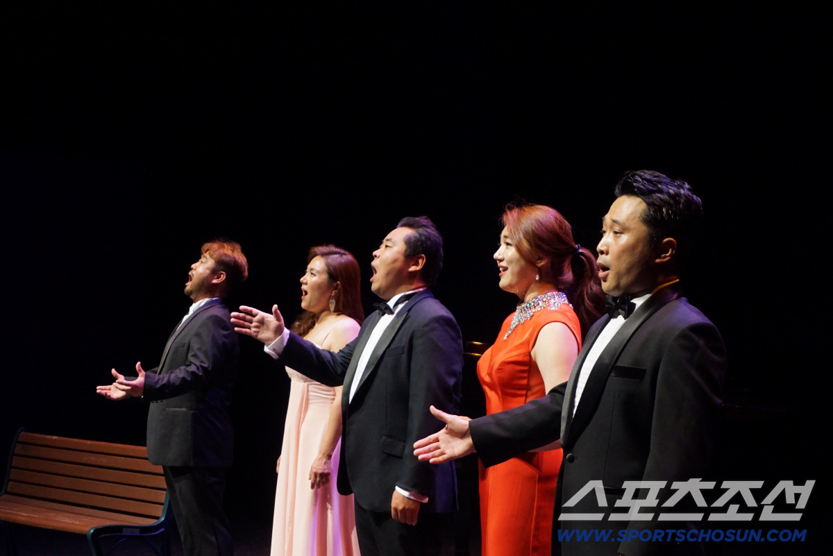 Scene from the performance 'The Sky of Europe,' an earlier work by the production team behind 'Father's Season.' Photo courtesy of Cantoperte.