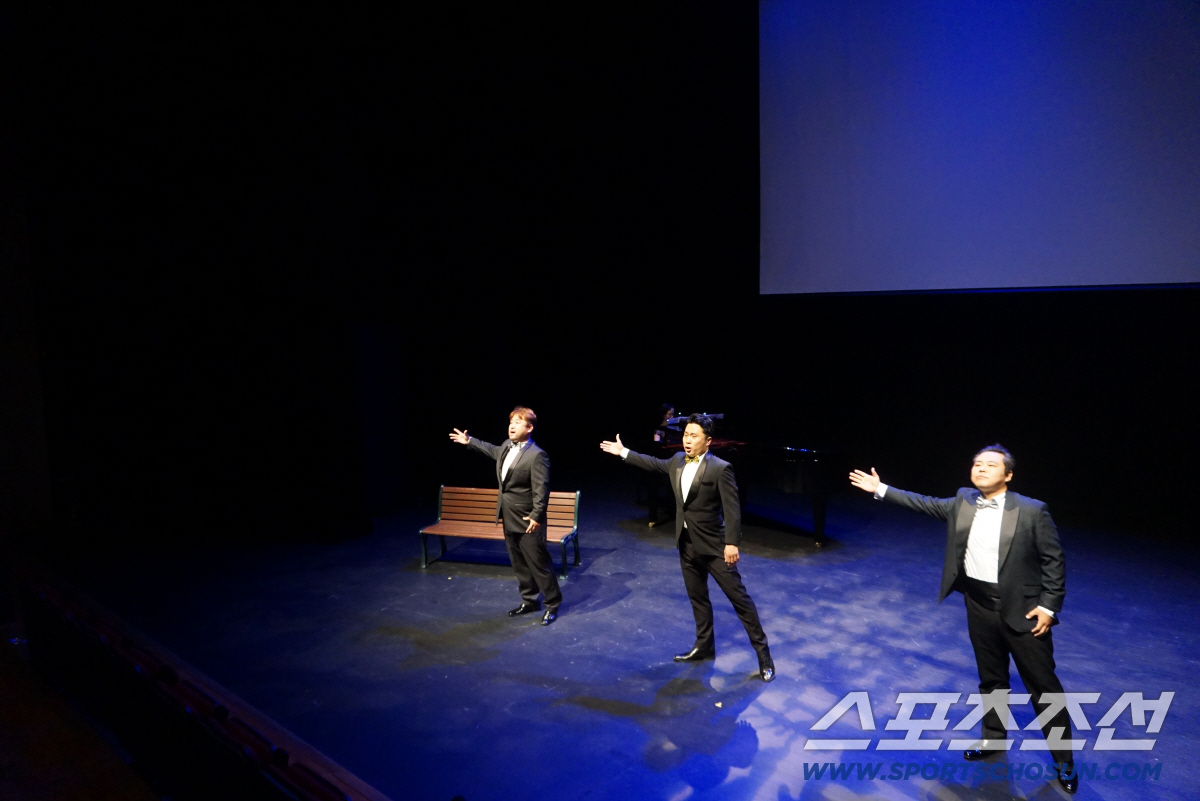 Scene from the performance 'The Sky of Europe,' an earlier work by the production team behind 'Father's Season.' Photo courtesy of Cantoperte.