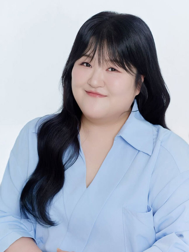 Lee Guk-joo Looks Slimmer... Sharper Jawline in Her "First New Profile in 10 Years"