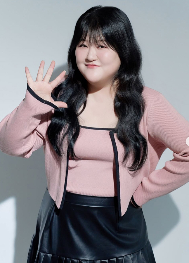 Lee Guk-joo Looks Slimmer... Sharper Jawline in Her 'First New Profile in 10 Years'