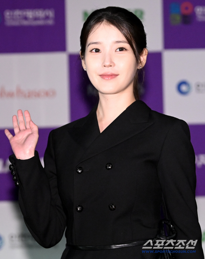 IU Looks Lovely Even While Waving