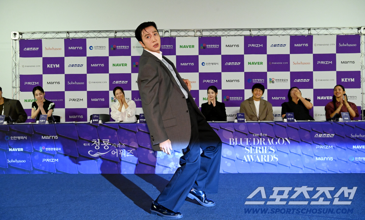 At the 5th Blue Dragon Series Awards handprinting event held on the 7th at CGV Yongsan, Lee Kwang-soo strikes a pose. Yongsan = Reporter Heo